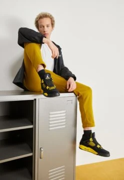 Air Jordan 4 RetroSneakers AlteBlack/White/Tour Yellow Uomo Sneaker JOC12N01X-Q11 -Vendite Lloyd 1a8a6ebf9bbf4d29a6aaddf63cb53c25