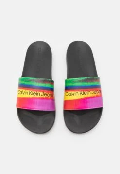 Calvin Klein Jeans Cap Pride Slide PrintCiabatte Da MareBlack/Pride Artwork Uomo Scarpe Aperte C1812G01I-Q11 -Vendite Lloyd 2f1e48d219fc4864978e7b950ae9adad