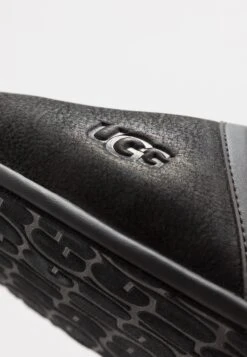 Ugg ScuffPantofoleBlack Uomo Pantofole UG112I00N-Q11 13 Ugg ScuffPantofoleBlack Uomo Pantofole UG112I00N-Q11 -Vendite Lloyd 70f203e066234c8cbc3f3ebb69f2e5e9