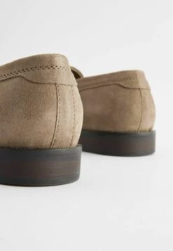 Next Suede Saddle LoafersScarpe Senza LacciStone Natural Uomo Scarpe Basse NX312C08C-B11 -Vendite Lloyd 87c8ef41f58b4a63a6756cbadadc974d