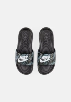Nike Sportswear Victori One Slide PrintCiabattineBlack/Pure Platinum/Off Noir Smoke Grey|Iron Grey Uomo Scarpe Aperte NI112G00U-Q14 -Vendite Lloyd a79c09450ac44191bcd00a068762e8d2