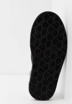Ugg ScuffPantofoleBlack Uomo Pantofole UG112I00N-Q11 12 Ugg ScuffPantofoleBlack Uomo Pantofole UG112I00N-Q11 -Vendite Lloyd a7d657a828814ad5b648a220729f64dd