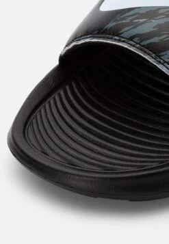 Nike Sportswear Victori One Slide PrintCiabattineBlack/Pure Platinum/Off Noir Smoke Grey|Iron Grey Uomo Scarpe Aperte NI112G00U-Q14 -Vendite Lloyd ce15ff10c6224dc2bd38696f02daaefd