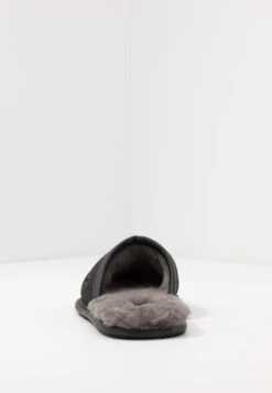 Ugg ScuffPantofoleBlack Uomo Pantofole UG112I00N-Q11 11 Ugg ScuffPantofoleBlack Uomo Pantofole UG112I00N-Q11 -Vendite Lloyd da757aff0ffe4030af4ba8238bcf11e5