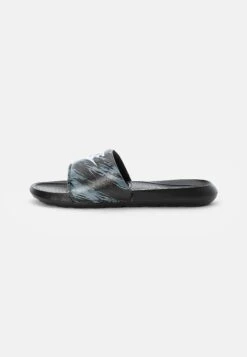 Nike Sportswear Victori One Slide PrintCiabattineBlack/Pure Platinum/Off Noir Smoke Grey|Iron Grey Uomo Scarpe Aperte NI112G00U-Q14